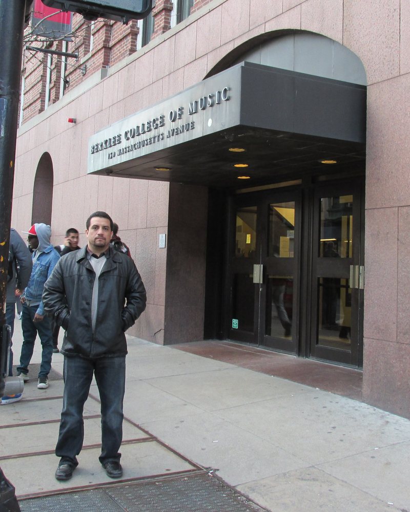 David Topete frente a Berklee College of Music