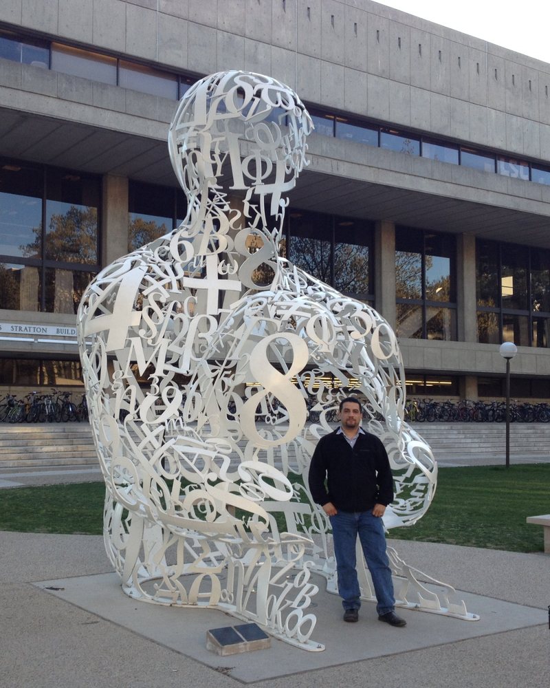 David Topete en el MIT, frente al edificio Julius Adams Stratton