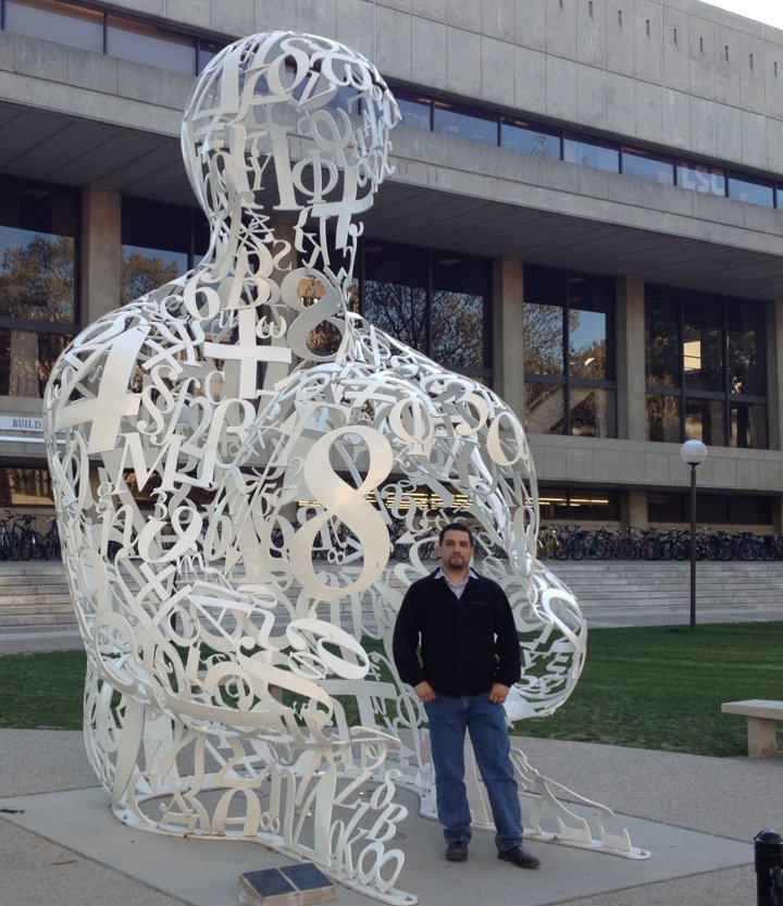 David Topete junto a la escultura frente al edificio Julius Adams Stratton del MIT